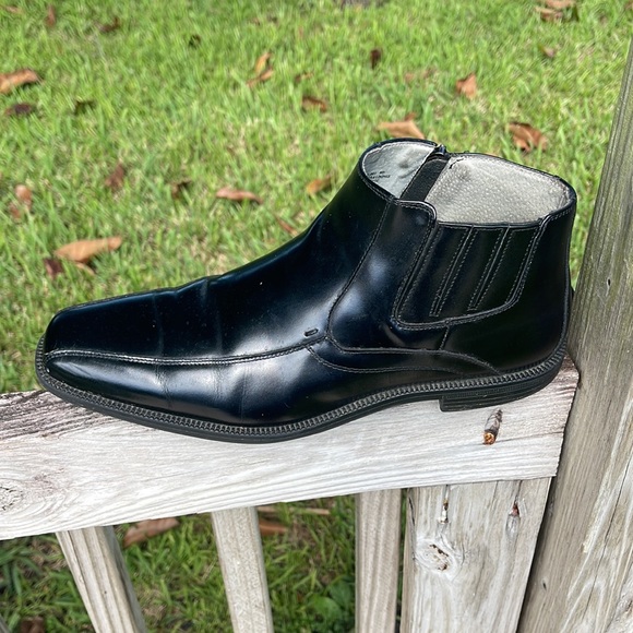Florsheim Forum Zipper Chukka Boot. Black Leather ,Memory Foam .Rubber sole. - Picture 6 of 13